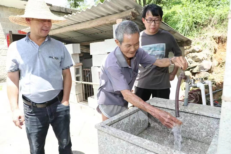 喝上干凈飲用水的廈門偏遠(yuǎn)山村村民笑逐顏開。廈門市水利局供圖