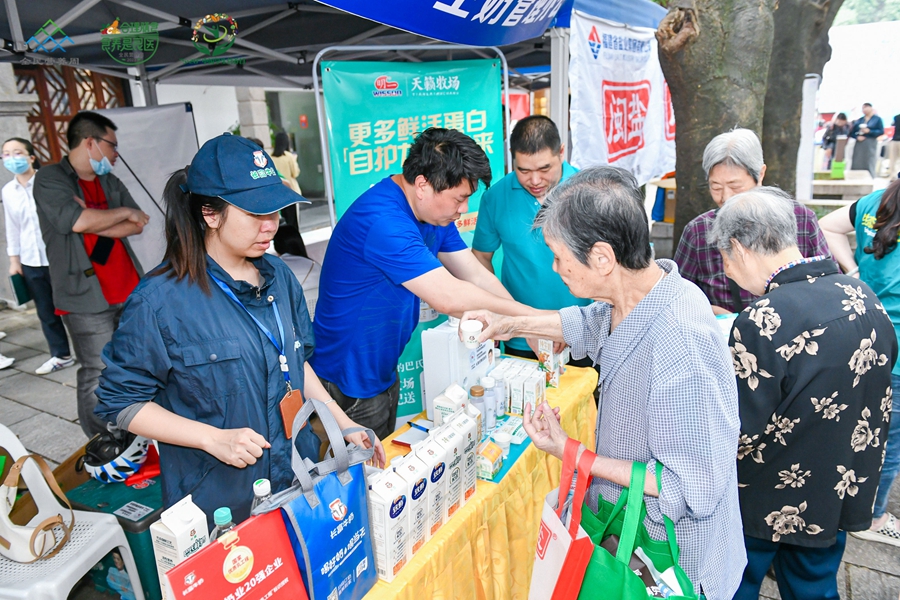市民在展位前品嘗鮮奶。主辦方供圖