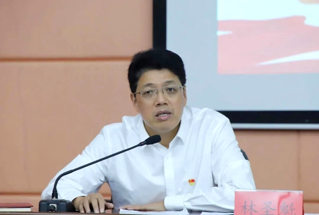 楊閩紅在上專題黨課。福建省衛(wèi)生健康委黨供圖