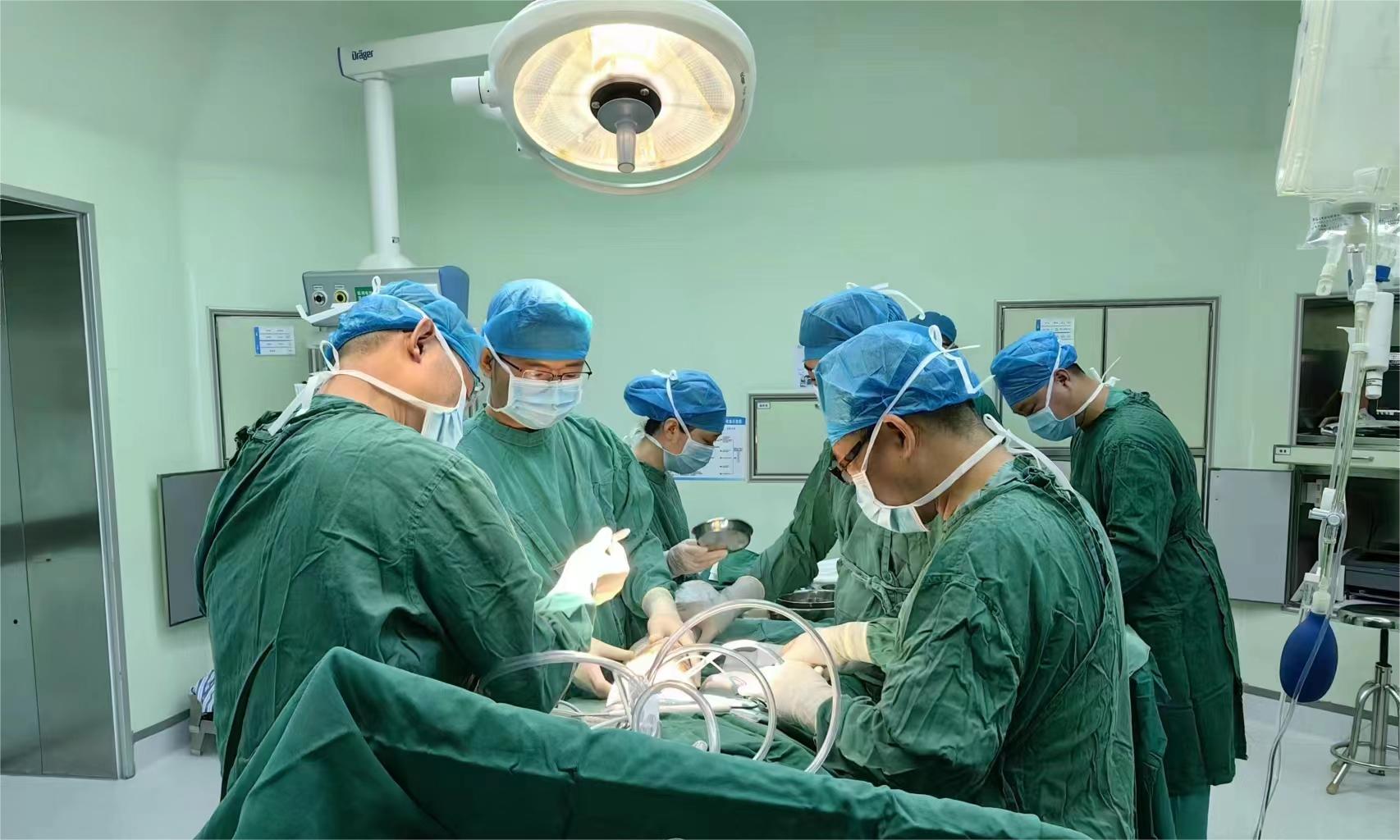 骨一科專家團隊正在為患者實施手術(shù)。廈門市第五醫(yī)院供圖