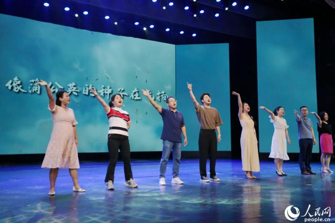 上屆選手代表登臺表演。人民網(wǎng) 陳博攝