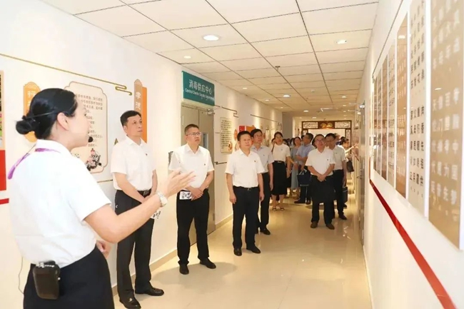 聆聽黨史課。駐福建省衛(wèi)健委紀(jì)檢監(jiān)察組供圖