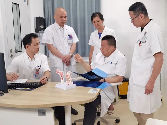 張長青教授現(xiàn)場帶教。