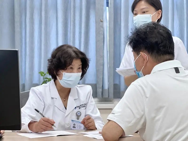 賈偉平院士現(xiàn)場看診。