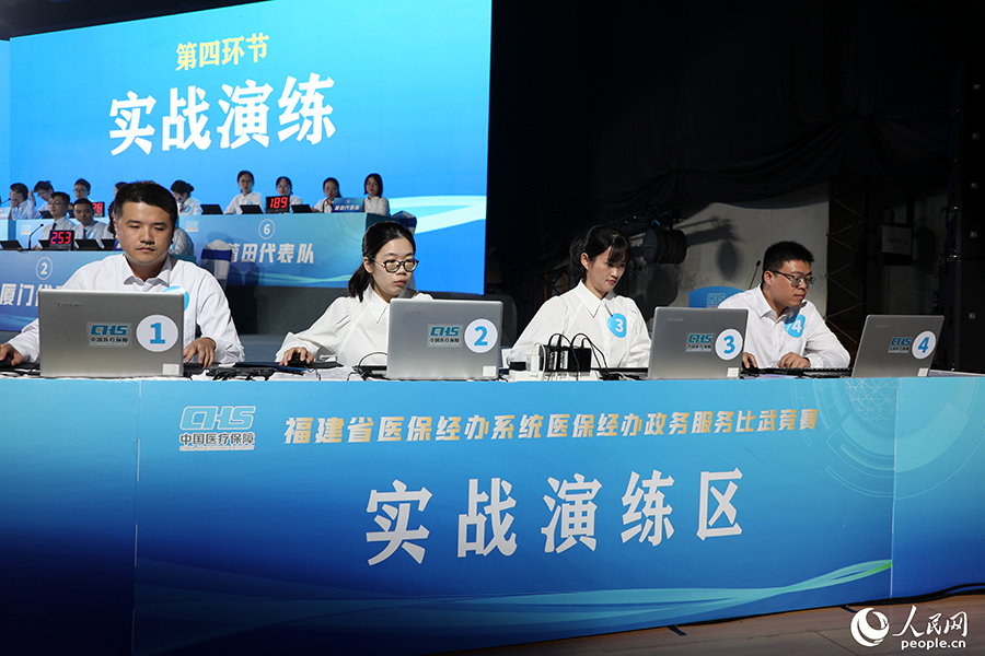 爭(zhēng)分奪秒的實(shí)戰(zhàn)演練，十分考驗(yàn)隊(duì)員的基本功和臨場(chǎng)應(yīng)變能力。人民網(wǎng) 葉青卿攝