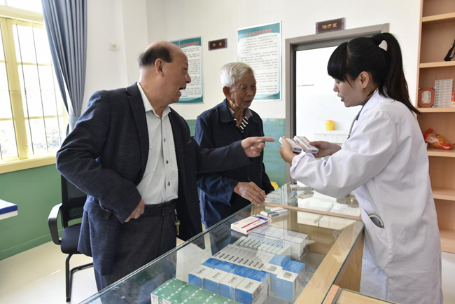 村民到衛(wèi)生所拿藥。