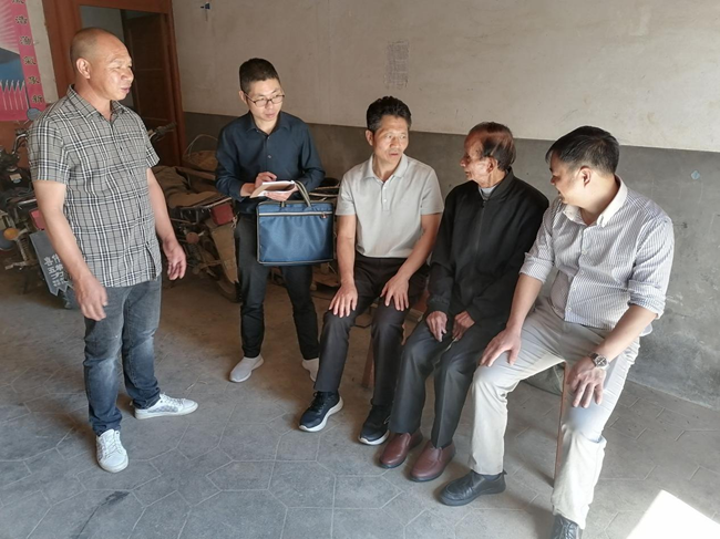 駐縣衛(wèi)健局紀檢監(jiān)察組一行，進村入戶開展看病難調研工作。