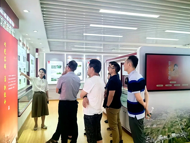 參觀孫麗美先進(jìn)事跡展示館。