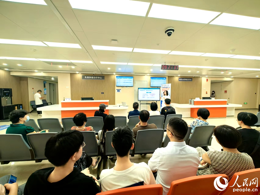為患者開展頭頸外科科普。人民網(wǎng) 余乃鎏攝