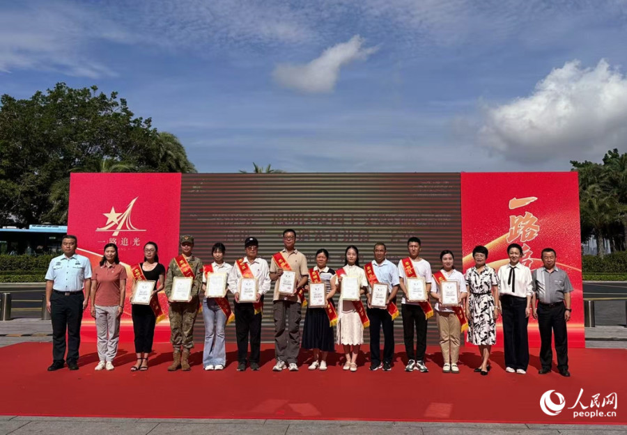 現(xiàn)場還為首批“一路追光宣講員”頒發(fā)聘書。人民網(wǎng)記者 張萌攝