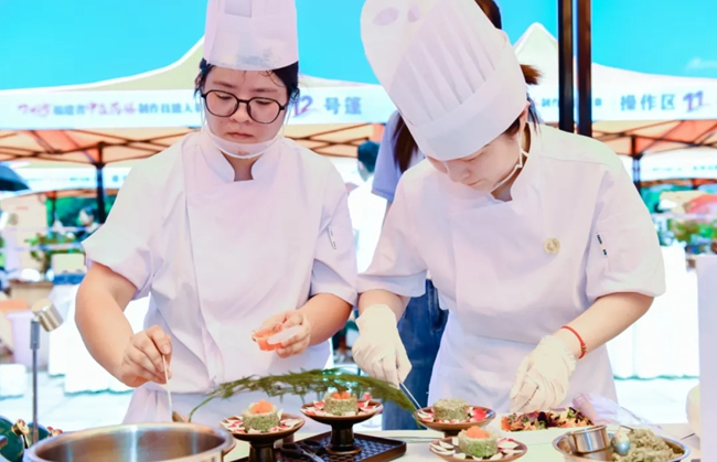 比賽現(xiàn)場，選手正在制作藥膳