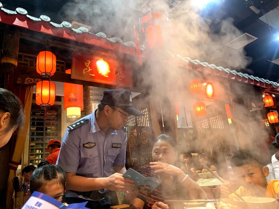 民警上門宣傳防盜知識。安溪縣公安局供圖