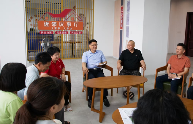 新羅區(qū)區(qū)長(zhǎng)邱偉勤赴東城街道掛鉤社區(qū)開(kāi)展居民座談會(huì)