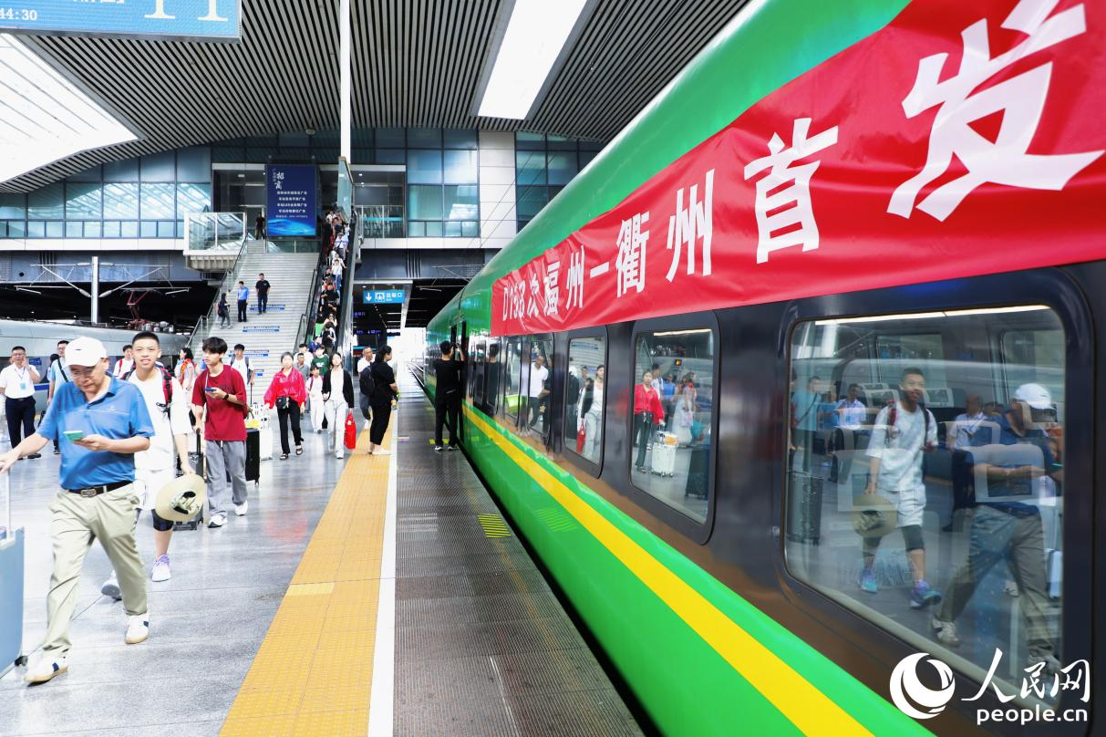 乘客在首趟“周寧有鯉號”動車組列車旁候車。人民網(wǎng) 李唯一攝