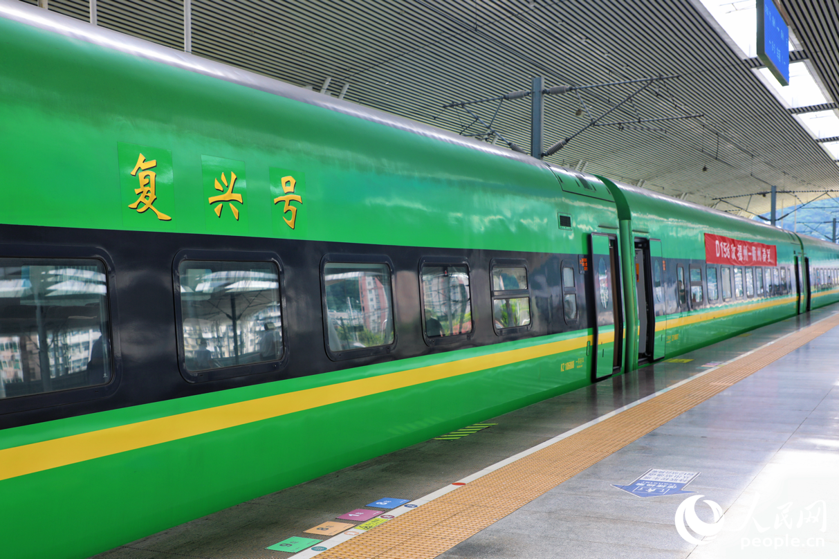 “周寧有鯉號”動車組列車。人民網(wǎng) 李唯一攝