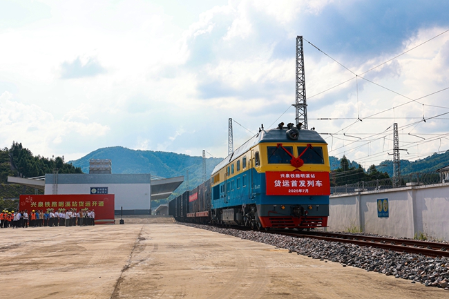 7月1日，興泉鐵路明溪站發(fā)送首班貨運(yùn)列車