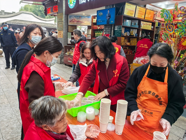 設(shè)置愛心攤位，提供免費(fèi)飲水