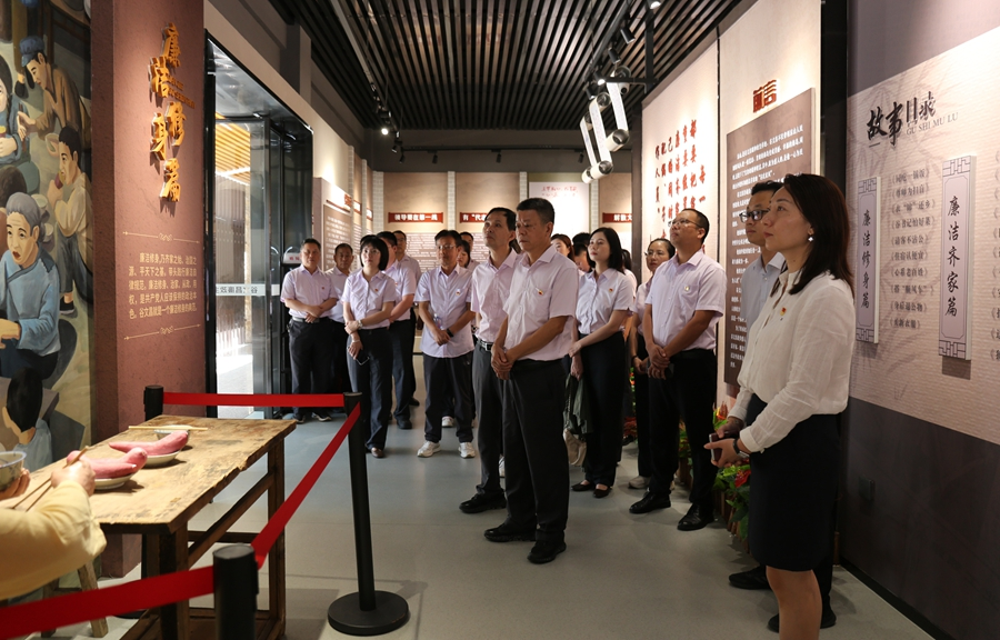 黨員們參觀谷文昌廉政教育主題館。農(nóng)行漳州分行供圖