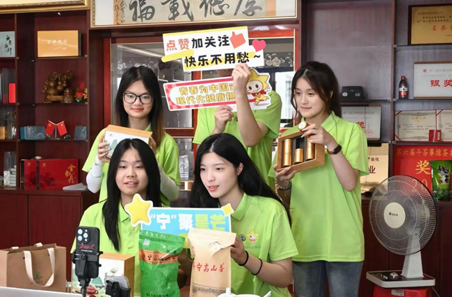 實(shí)踐隊在直播助農(nóng)、推廣壽寧高山茶