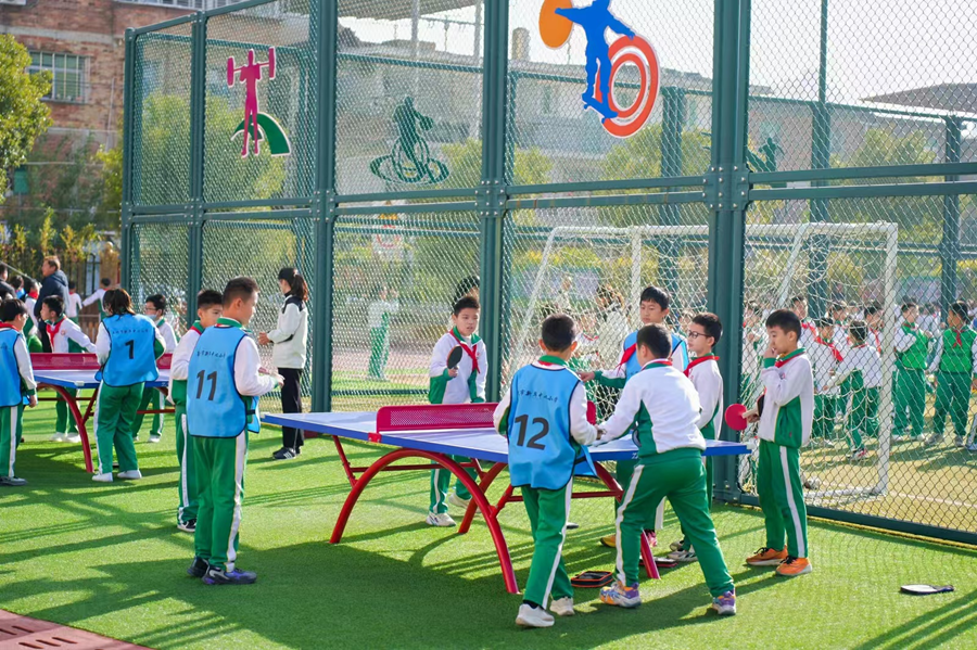 泉州市新華中心小學學生在操場上開展球類運動。泉州市新華中心小學供圖
