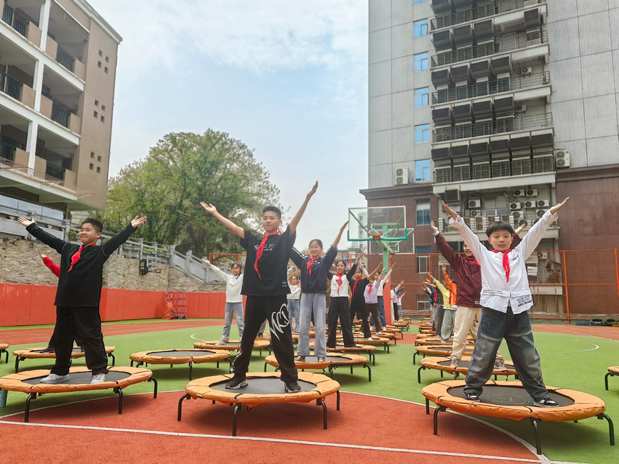 福州市鼓樓第三實驗小學在課間開展蹦床特色運動。福州市鼓樓第三實驗小學供圖