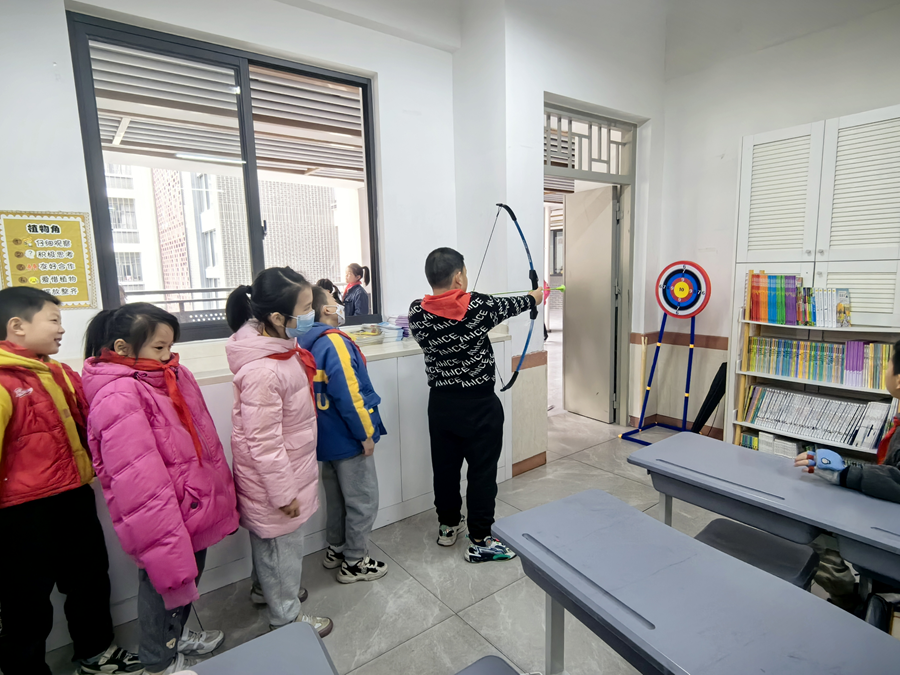 小課間，福州市達明小學學生在室內排隊玩射擊游戲。福州市達明小學供圖