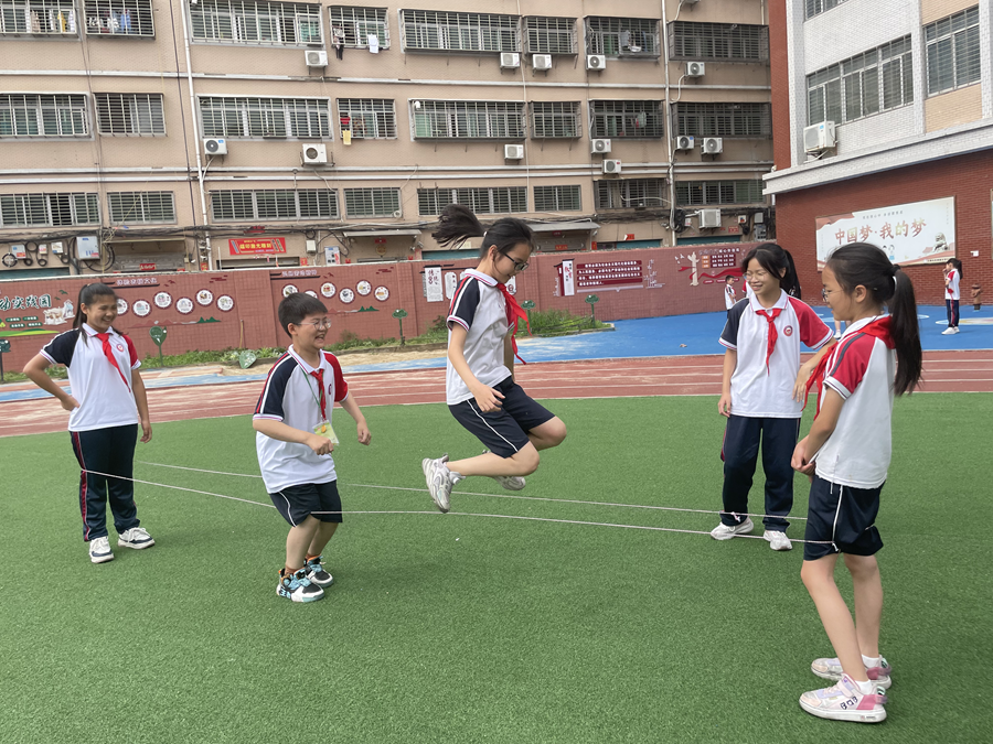 石獅市靈秀鎮(zhèn)古洋小學學生們課間在操場上玩“跳皮筋”。石獅市靈秀鎮(zhèn)古洋小學供圖