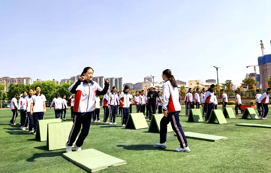 福建師范大學泉州附屬中學初中生在課間玩障礙體能跨越挑戰(zhàn)。福建師范大學泉州附屬中學供圖
