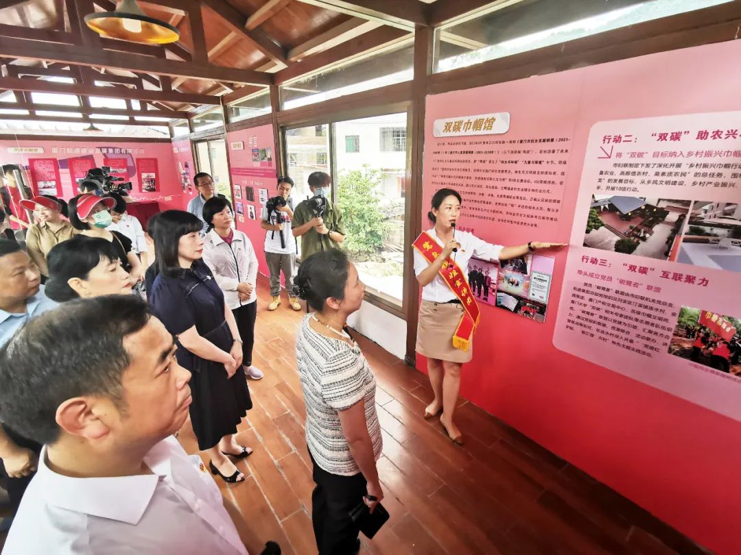 “碳中和小分隊(duì)”由女科特派聯(lián)盟等組成。圖為她們在同安區(qū)造水村“雙碳”館開展宣講。