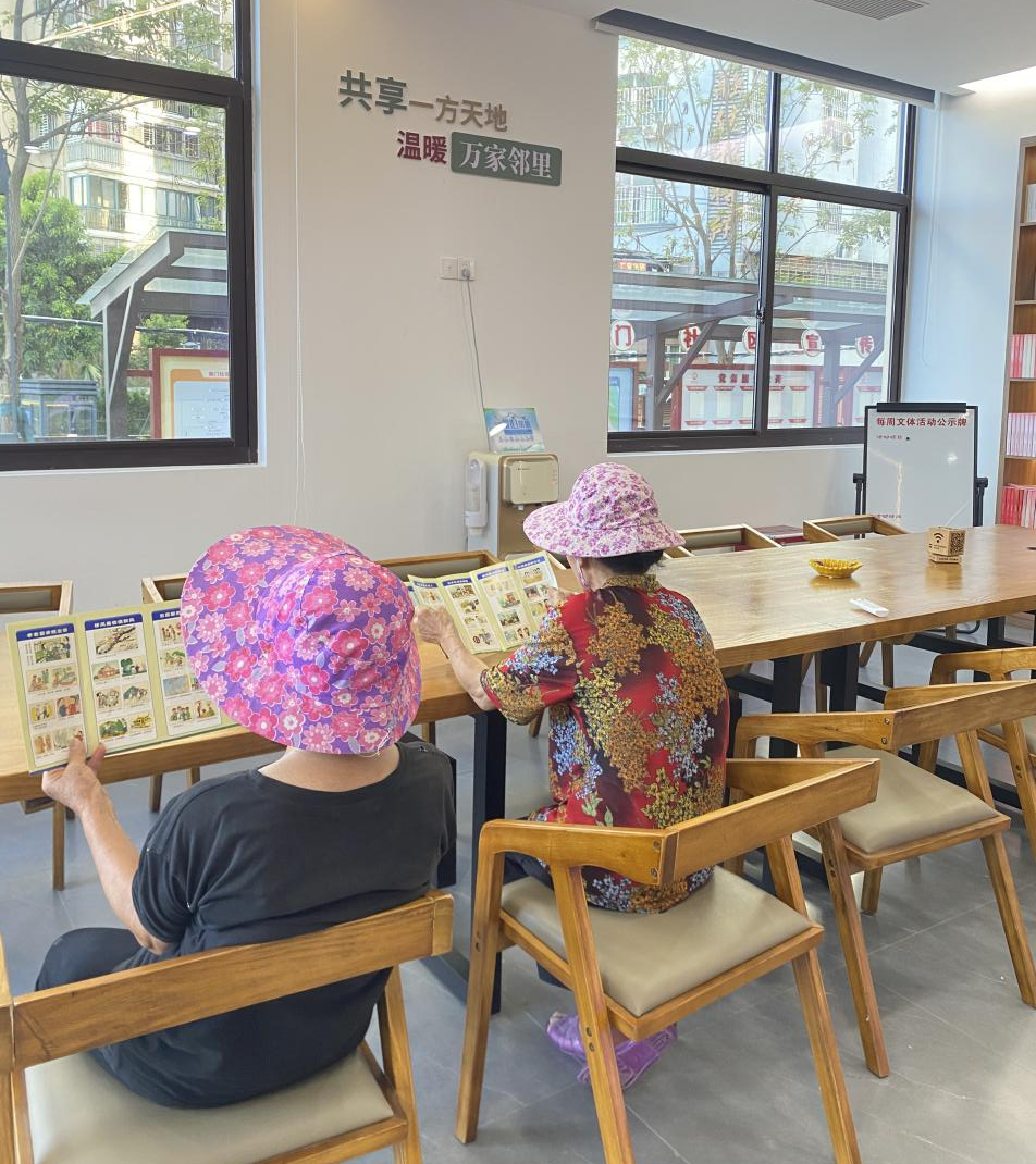 環(huán)衛(wèi)工人黃阿姨和王阿姨下班后在驛站小憩。龍江街道供圖