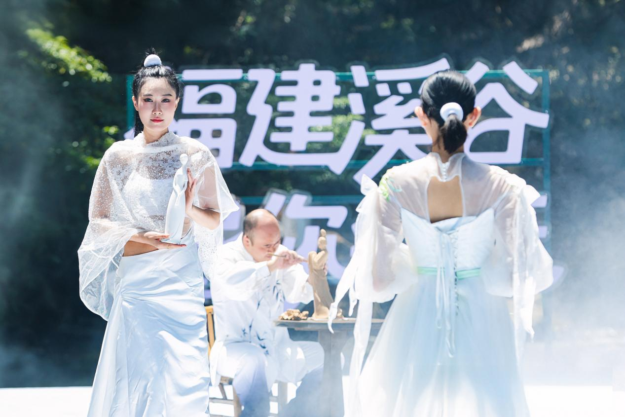 德化瓷亮相“溪谷瓷韻·花漾德化”溪谷T臺(tái)秀。主辦方供圖