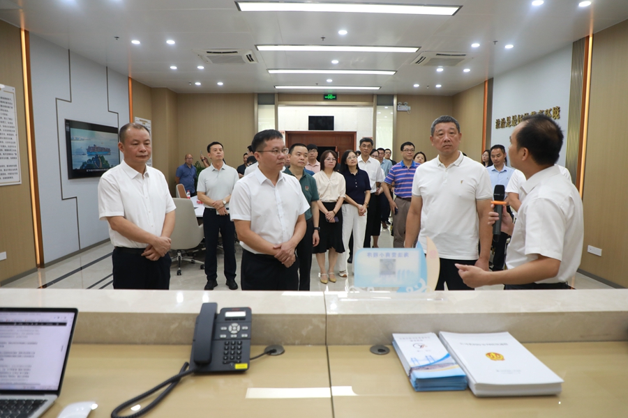 海滄區(qū)政法、職能部門相關(guān)負(fù)責(zé)人和企業(yè)代表等參觀事務(wù)中心。海滄法院供圖