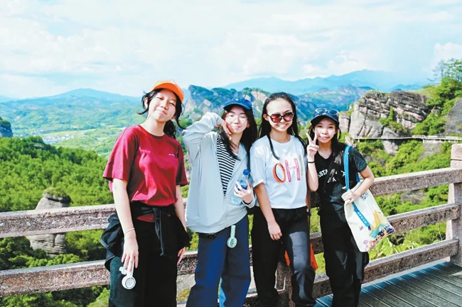 營(yíng)員在冠豸山景區(qū)合影。龍巖市融媒體中心供圖