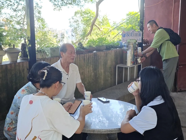 愛心茶攤邊，市民們圍坐喝茶