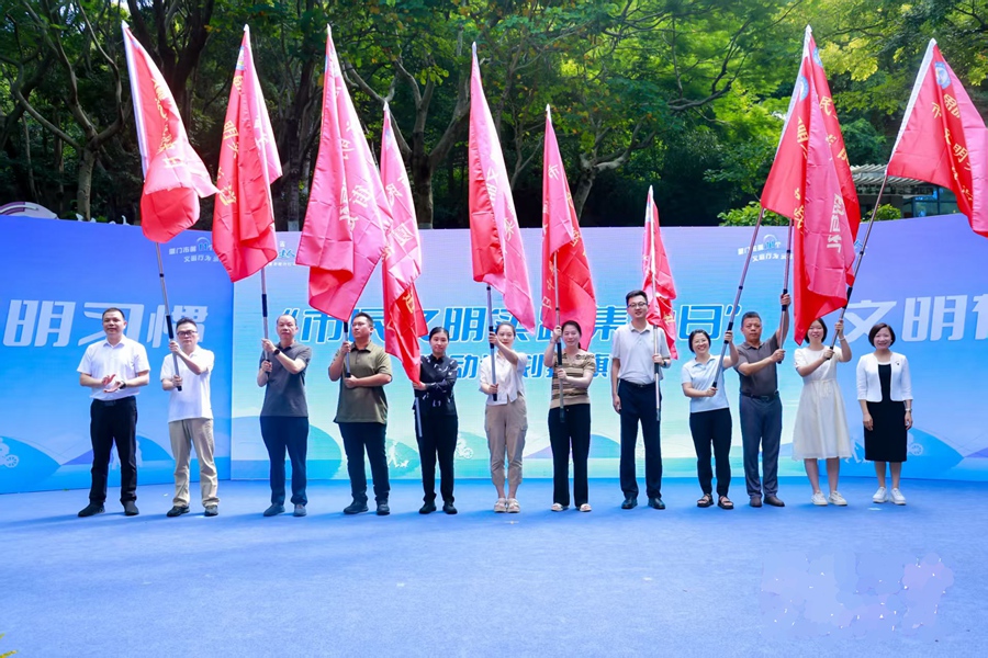 “市民文明實踐集中日”行動計劃授旗。主辦方供圖
