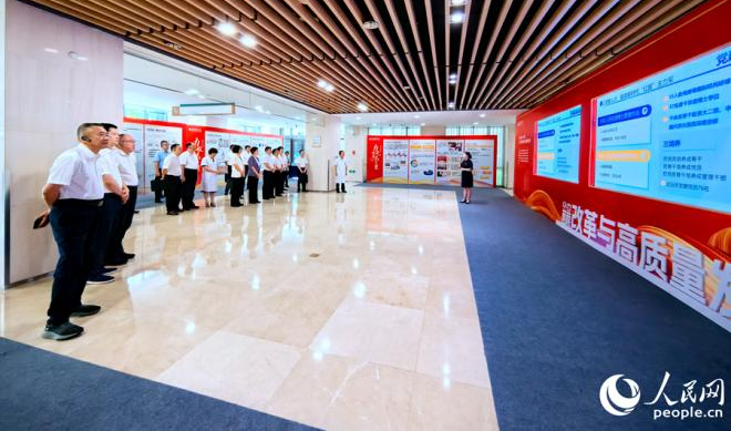 福建省九市一區(qū)、省直有關(guān)部門等醫(yī)改工作單位、醫(yī)療衛(wèi)生機(jī)構(gòu)、醫(yī)改研究機(jī)構(gòu)的相關(guān)負(fù)責(zé)人在龍巖市第一醫(yī)院實(shí)地調(diào)研。人民網(wǎng) 李昌乾攝
