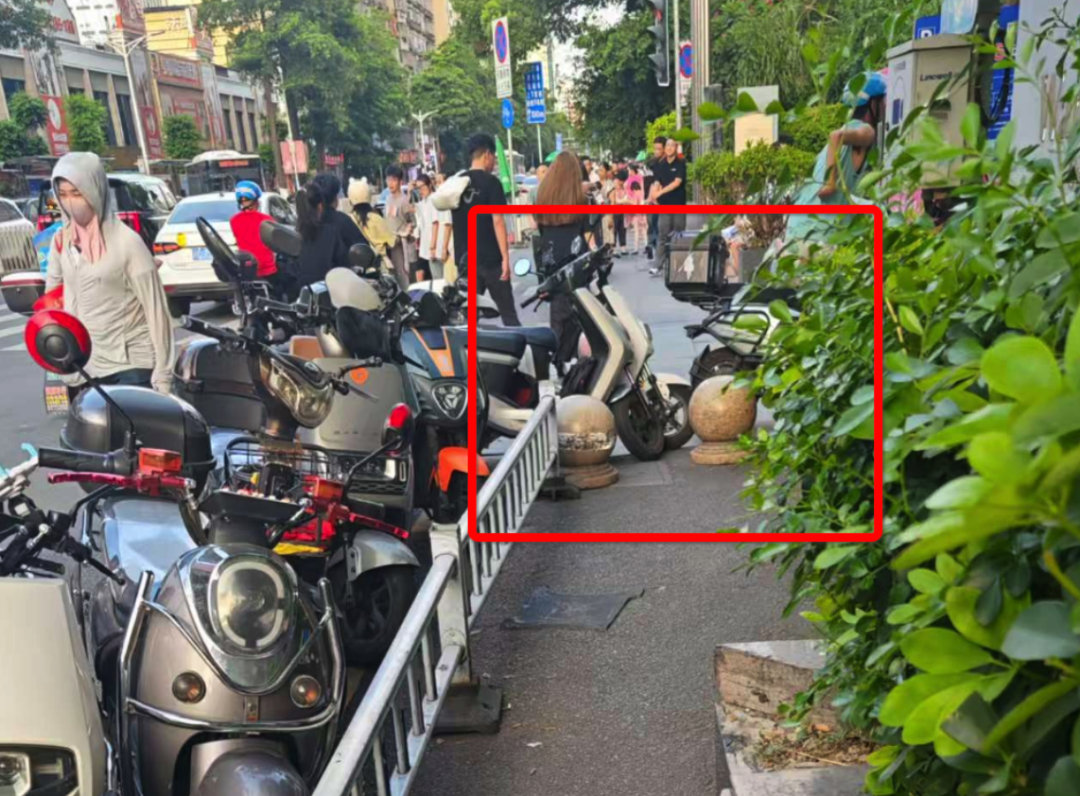 寶洲街萬達(dá)文華酒店門口人行道最窄處，出口被非機(jī)動車違停擋住。李先生攝于7月6日
