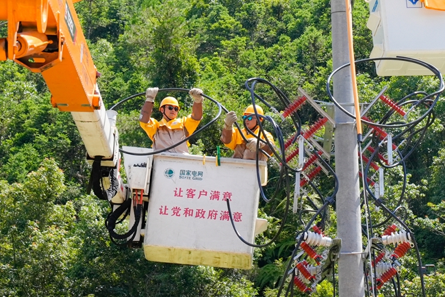 電力工人正在檢修線路設(shè)備。黃小芬攝