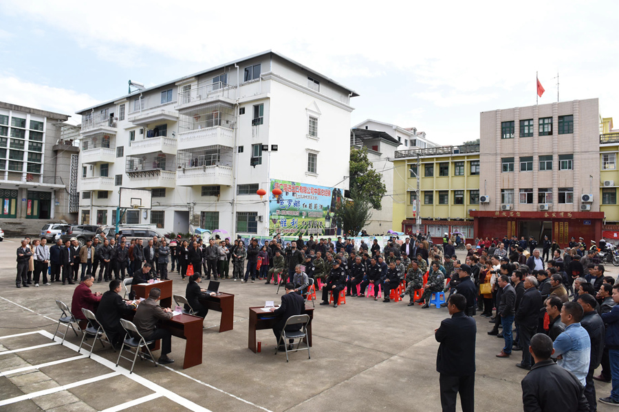 2018年，明溪縣人民法院生態(tài)巡回審判庭首次公開審理非法獵捕案件，以案釋法（資料圖）。明溪縣人民法院供圖