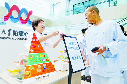 醫(yī)護(hù)人員現(xiàn)場宣講“健康餐盤”，指導(dǎo)市民“心健康”。（醫(yī)院供圖）
