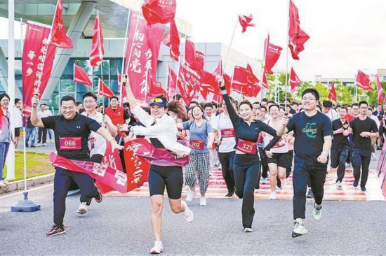 天馬顯示科技黨委堅(jiān)持“黨建帶團(tuán)建、黨建帶工建”。圖為天馬顯示科技為慶?！捌咭弧迸e辦“環(huán)廠跑”活動。企業(yè)供圖
