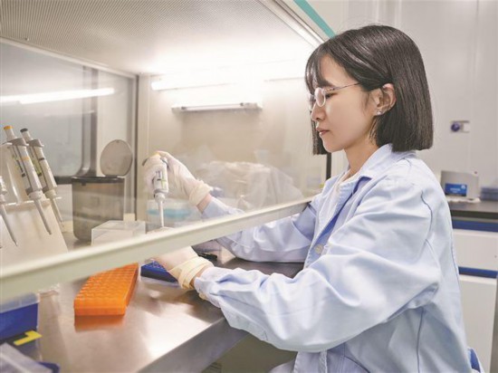 在致善生物，黨員帶頭打造“冠軍產(chǎn)品”。圖為致善生物的黨員在PCR配液間內(nèi)配制溶液。記者 盧劍豪攝
