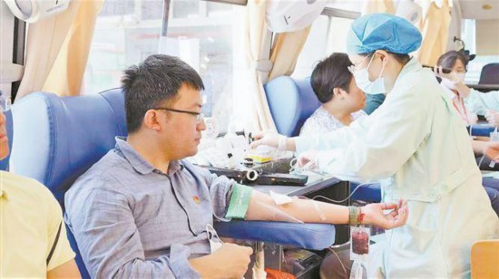 廈門自貿片區(qū)黨組組織黨員參加獻血活動。廈門自貿片區(qū)供圖