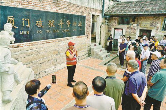 “鷺島銀領(lǐng)”宣講員李旭鳴在廈門破獄斗爭(zhēng)舊址開展傳承紅色基因主題宣講。