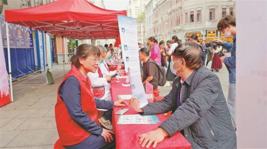 廈門律師“鳳凰花”公益法律服務(wù)銀輝志愿服務(wù)隊(duì)為群眾提供義務(wù)法律咨詢。
