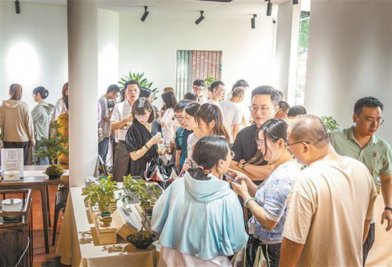 同民安一村一品展銷館開(kāi)館現(xiàn)場(chǎng)人流如織。黃維明攝