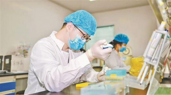 火炬科技成果轉化中心將依托廈門市和廈門火炬高新區(qū)積累的產業(yè)資源和創(chuàng)新要素建設服務平臺。圖為高新區(qū)孵化企業(yè)萬基生物實驗室。（資料圖）